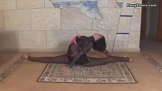 تشغيل في سن المراهقة تمتد ساقيها والجسم تظهر ضخمة الثدي