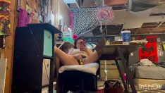 Jouer Crystal reed illinois regarde du porno et se frotte la chatte pendant que son mari se douche