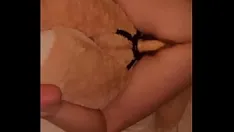 Abspielen Frau reitet teddybären mit umschnalldildo