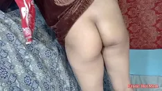 Reproducir La criada paquistaní dudó al principio, pero al final quedó sorprendentemente encantada con el sexo anal estilo perrito con follada dura en hindi con fuertes gemidos mientras estaba cubierta con dopatta roja.