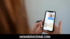 播放 Momseducedme - 继母向继子发送裸体并让他的鸡巴变硬 - 卡门·瓦伦蒂娜