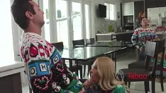 Oynat Üvey kızı emma hix ile noel ruhu içinde