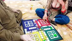 Odtwórz Pakistańska dziewczyna traci swój wielki tyłek w grze ludo ruchana przez wujka z dźwiękiem hindi