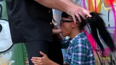 Redare Pictura cu spray o determină pe milf să devină disciplinată cu gâtul adânc dur și împingerile anale profunde