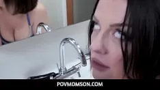 Jouer Beau-fils rencontre sa belle-mère dans la salle de bain pour une séance d'os en levrette