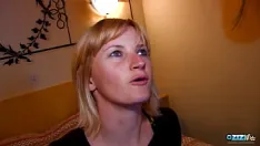 Jouer Le mec a choisi la blonde dans le parc et l'a emmenée chez elle pour du sexe anal