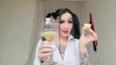 Odtwórz Słodka i pyszna ślina jabłkowa dla brudnego chłopca. otwórz usta i delektuj się niezapomnianym koktajlem od dominatrix nika.