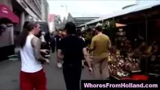 播放 非专业人士在阿姆斯特丹进行实数警示灯性行为