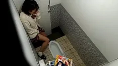 Play Japanese girl pissing and playing with pussy