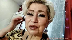 Odtwórz Gorąca rosyjska babcia w kostiumie lamparta pali i opowiada o życiu, aż zaczyna ssać kutasa młodego kochanka...