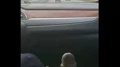 Reproducir MILF latina recibe una paja mientras conduce en el norte del estado de Nueva York