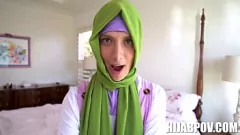 Odtwórz Izzy Lush w hidżabie w hardkorowym nastolatku POV porno