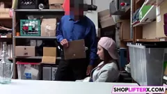 Reproducir Castigo duro para adolescentes: pillado robando en una tienda y follado por el oficial Tommy Gunn