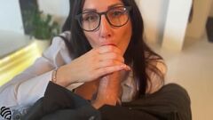 Reproducir La profesora MILF morena Liza Virgin consigue trabajo en la cama con una compilación de creampies