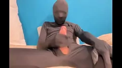 تشغيل تملأ المراهق الحسي بنفسها في بدلة أسود ضيقة