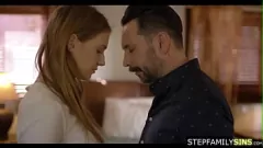 Redare Daddy a prins -o pe fiica vitregă a brunetei obraznice