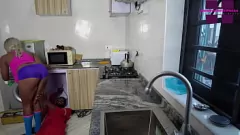 Redare Fixarea cuptorului cu microundele vecinului se transformă în păsărică hardcore lins cu adolescent cu fundul mare