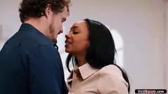 Jouer La femme tricheuse se fait prendre au sexe interracial