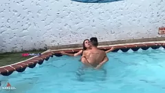 Afspelen Latina MILF verleidt buur