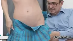 Odtwórz Suywny kotek zwabiony i pieprzony przez seniora