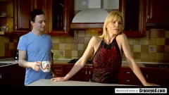 تشغيل ناضجة الشقراء مربية ناديا باسنجر مع الثدي الهومية الضخمة تحصل على اللعنة الخام
