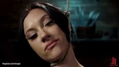 Putar Budak Bondage Whipping: Hardcore Pussy Fingering dan Hogtie Kink