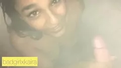 Reproducir Sesión de ducha humeante con prostituta amateur india tatuada