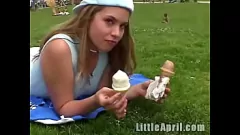 Abspielen Intime Solo-Session des kleinen Aprils: Öffentliche Masturbation mit Fingern und Orgasmus