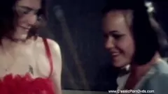 Jouer Plan à trois vintage de l'âge d'or avec une femme au foyer MILF et l'ami de son mari