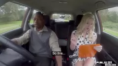 Reproducir Euro Babe con grandes tetas es embestida por una enorme BBC en el auto