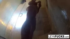 Redare Leya Falcon, pornostarul fierbinte blondă cu sâni mari și un fund perfect face un duș și se masturbează în această acțiune hardcore cu păsărică solo