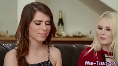 Riproduci La giovane bionda bendata Joseline Kelly si fa leccare la figa dalla piccola mora Lily Rader in questa calda azione orale lesbica per adolescenti