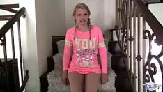 Afspelen Alleen adolescent slattern duimen voor haar snelle rap poesje