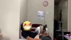Redare O persoană savantă se dă pe treadbeget pe spatele mamei