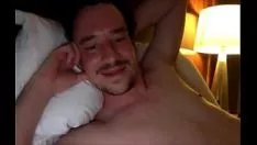 Reproduzir Uma doçura favorita sorrindo como um papai falando com uma voz sexy