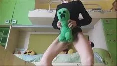تشغيل هناك للتأكد: صمت ابن عمي الكامل يحب اللعب بألعابها الفخمة ولكن لا ينبغي لها أن تؤدي بهذه الطريقة!