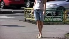 Redare Femeia se împarte pentru a face pipi în populația ocupată, dar acolo nu este scopul de a face pipi